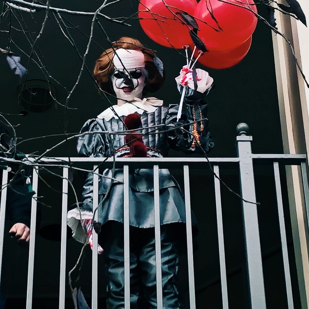 High quality IT Pennywise Big Kid Costume - Picture 2 of 5